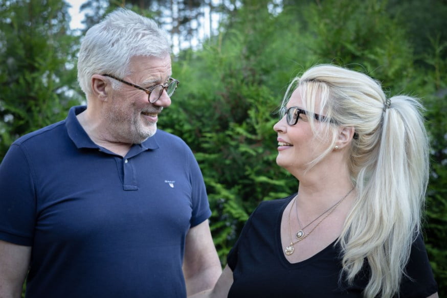 mann og kvinne i samtale