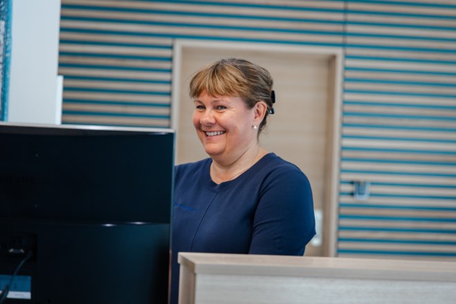 Gunhild ser inn i pcskjerm