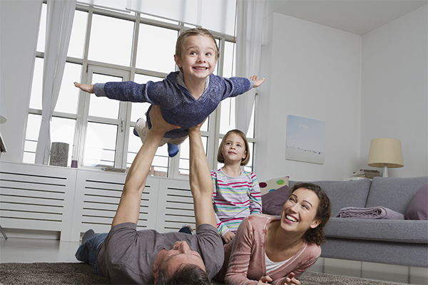 Gutt leker fly med familien